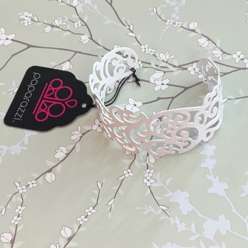 ❄️ Paparazzi | White Blossom Cuff Bracelet Wedding Beach Shabby Chic